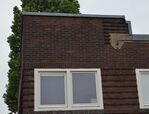 Een krulornament van beton en baksteen links op de gevel.
<br/>
Richard Keijzer, 2014-07-05
